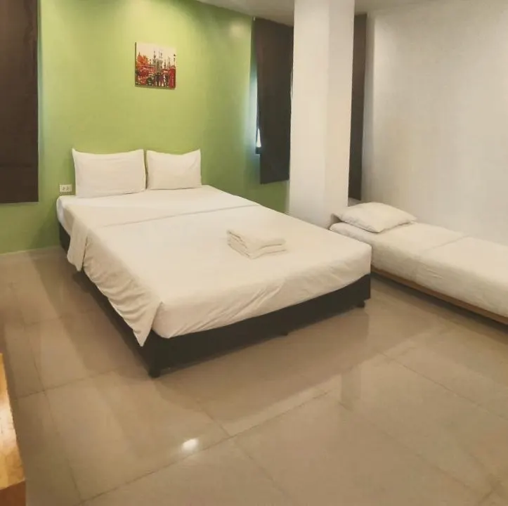 Triple room with a double bed and a single bed